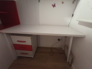 Habitación cama alta con armario y escritorio