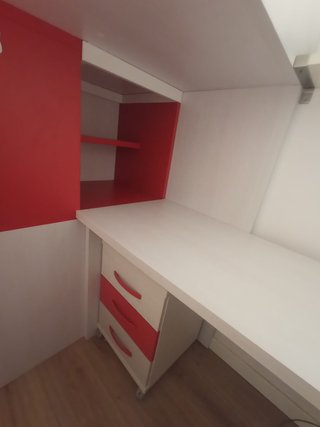 Habitación cama alta con armario y escritorio