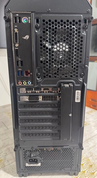 PC Intel Core i7-7700K  + Win10 + teclado y ratón.
