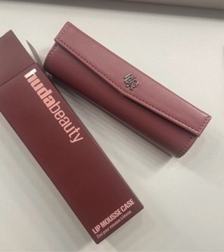 Funda Huda Beauty Lip Mousse Case Rosa
