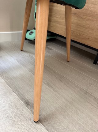 Silla terciopelo verde con patas de madera