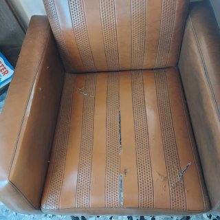 Tre poltrone vintage in similpelle