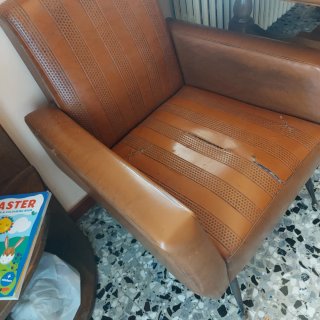 Tre poltrone vintage in similpelle