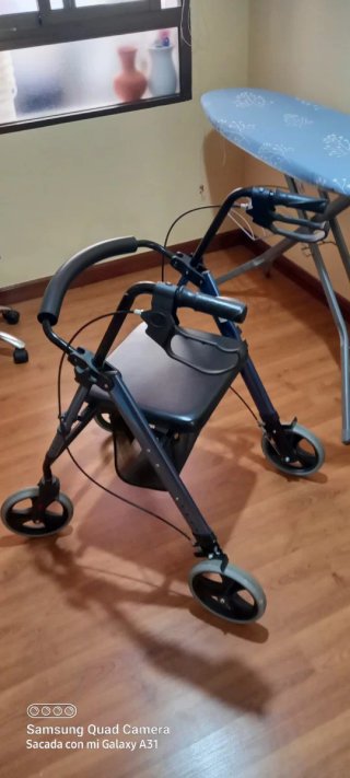Andador de ruedas azul nuevo