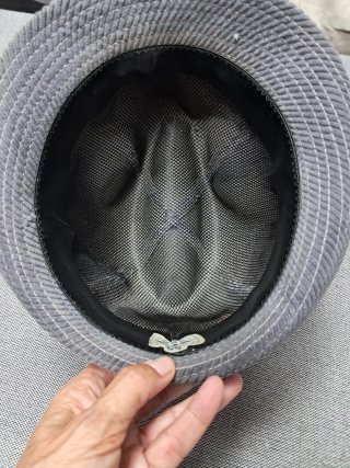 Berretto o cappello grigio in velluto per uomo
