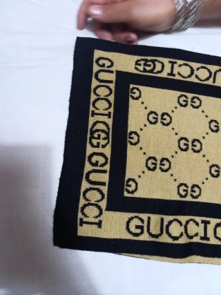 Bufanda Gucci Negra y Dorada original