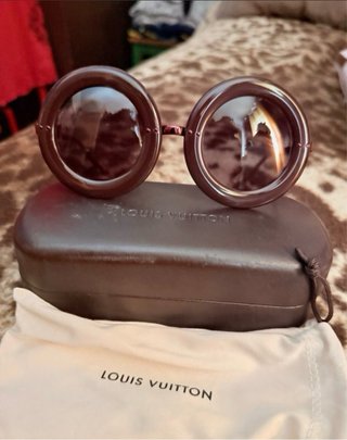 Gafas de sol Louis Vuitton color burdeos.