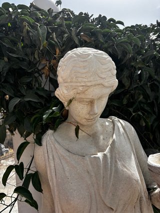Estatua o escultura de piedra y jardinera piedra