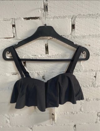 Top bikini negro con volantes