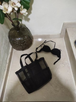 Bolsa de playa y bikini negro