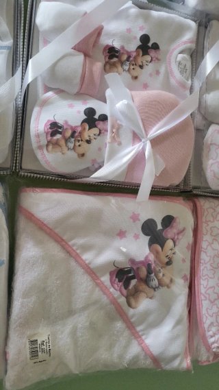 Conjunto bebé: body, manoplas y toalla