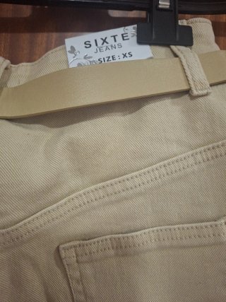 Pantalón vaquero beige SIXTE con cinturón