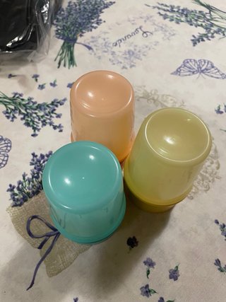 Porta uovo Tupperware colorati