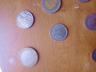 Lote de monedas del mundo y cabina
