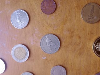 Lote de monedas del mundo y cabina