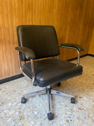 Sillón de oficina giratorio negro clásico