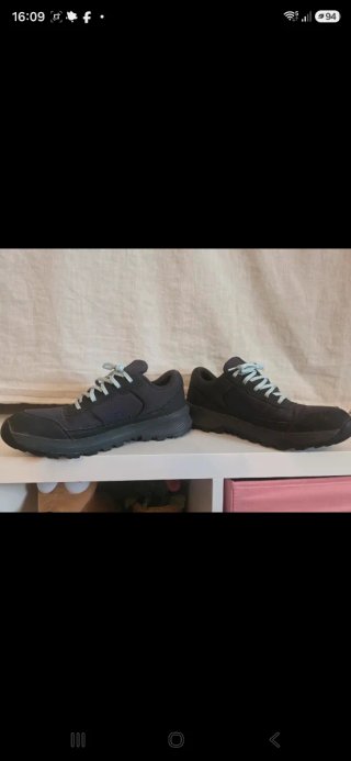 Zapatos de montaña negros y azules