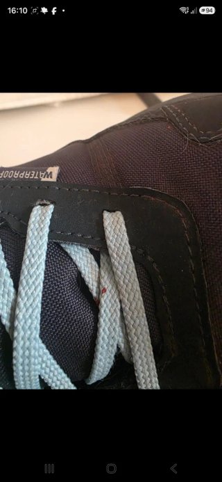 Zapatos de montaña negros y azules