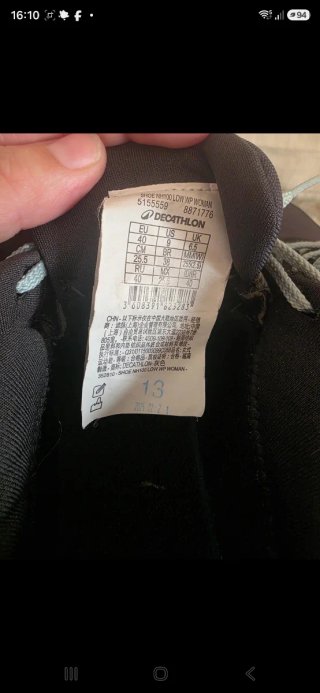 Zapatos de montaña negros y azules