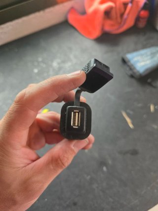 Toma USB para Moto Guzzi V85 TT