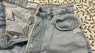 Pantalón corto vaquero desgastado