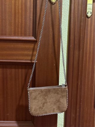 Bolso de ante con tachuelas
