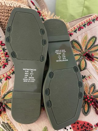 Chanclas verde oliva con diseño de rejilla