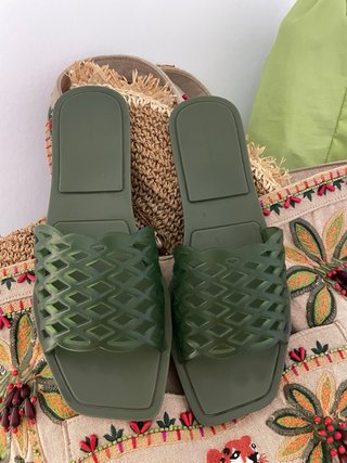 Chanclas verde oliva con diseño de rejilla