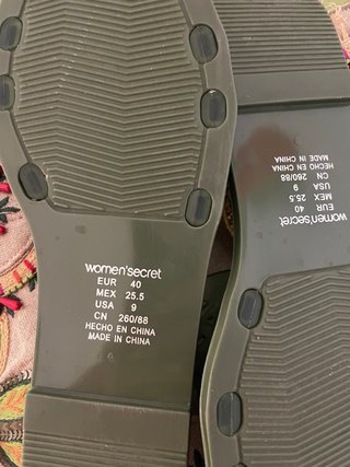 Chanclas verde oliva con diseño de rejilla