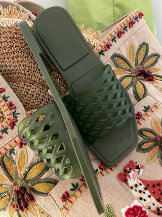 Chanclas verde oliva con diseño de rejilla
