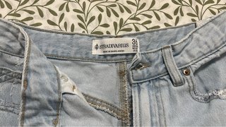 Pantalón corto vaquero desgastado