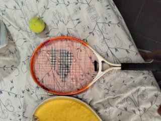 Raqueta de tenis amarilla