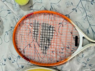 Raqueta de tenis amarilla