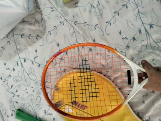 Raqueta de tenis amarilla