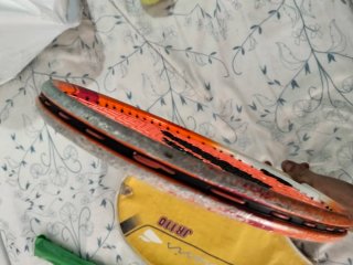 Raqueta de tenis amarilla