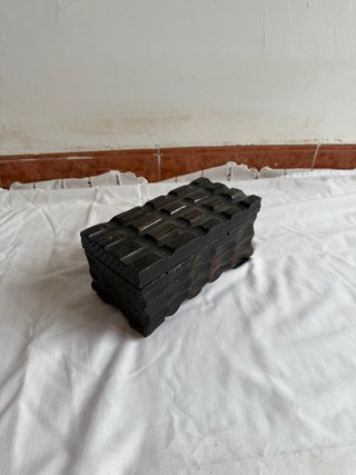 Cajita de madera negra pequeña
