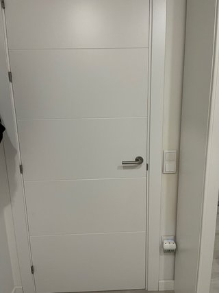 Puerta lacada con fresados horizontales maciza