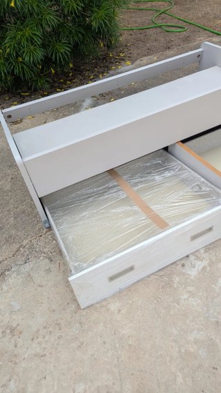 Cama con cajones blanca y beige