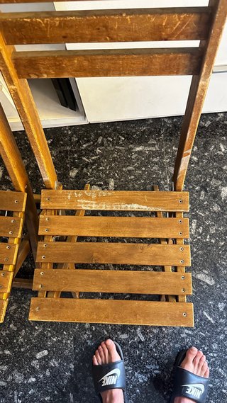 Mesa redonda teka y 2 sillas plegables madera