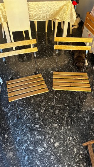 Mesa redonda teka y 2 sillas plegables madera