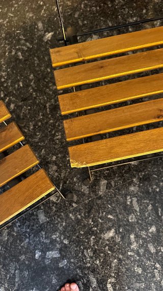 Mesa redonda teka y 2 sillas plegables madera