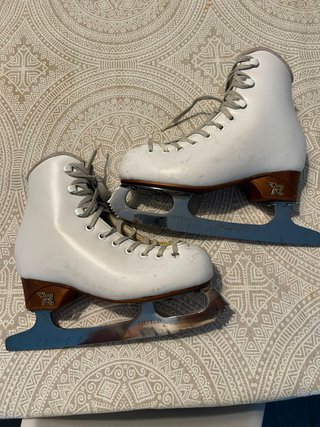 Patines de hielo blancos con protectores