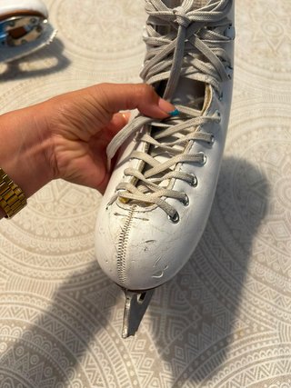 Patines de hielo blancos con protectores