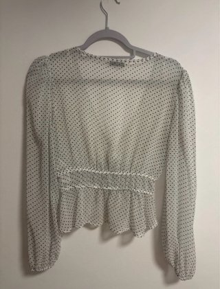 Blusa de topos blanca y negra
