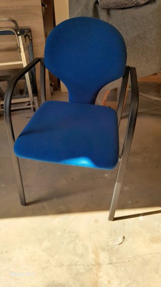 Sillón azul de tela y metal