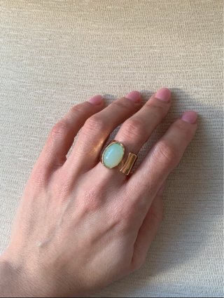 Anillo dorado piedra verde