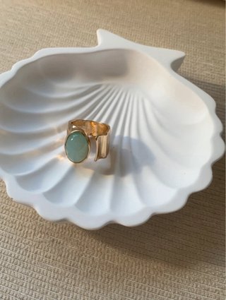 Anillo dorado piedra verde