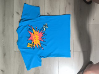 Camiseta azul con estampado !!@#!!