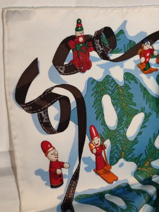 Foulard Hermes Noël au 24 Faubourg Dimitri Rybalch