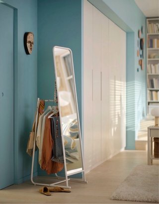 Espejo de pie Ikea blanco con perchero KNAPPER